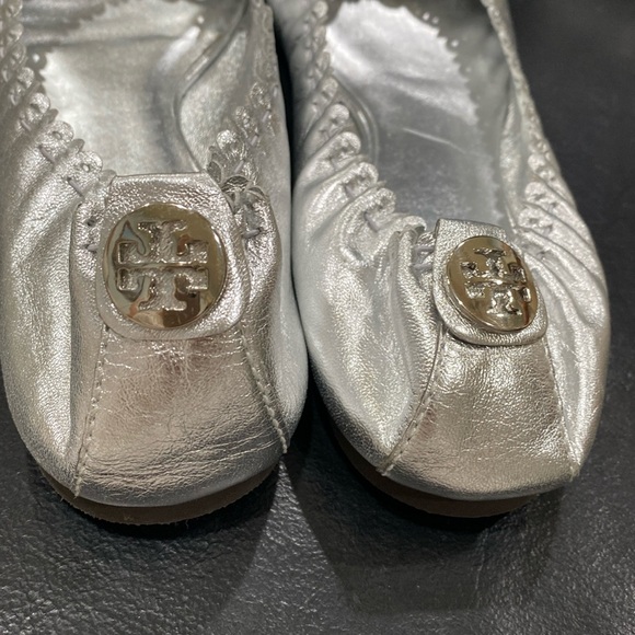 TORY BURCH SILVER LEATHER BALLET FLATS SHOES FESTIVE TASSELS FRONT SIZE 11 NEW - Picture 5 of 16